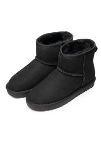 Par sorte ankelhøje vinterstøvler med blød indvendig foring og strukturerede gummisåler, vinklet for at vise for- og sidevisninger.