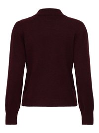Maglione in maglia bordeaux scuro a maniche lunghe con scollo rotondo, polsini e orlo a coste, mostrato da dietro su sfondo bianco.