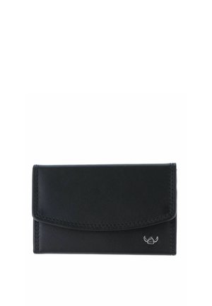 Portefeuille en cuir noir avec rabat incurvé et petit logo argenté en bas à droite, présenté sur un fond blanc.