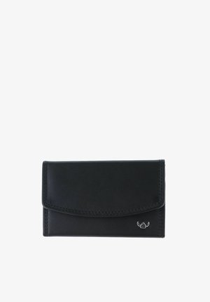 Portefeuille en cuir noir avec rabat incurvé et petit logo argenté en bas à droite, présenté sur un fond blanc.