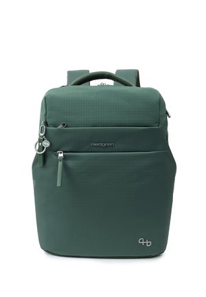 Zaino Hedgren verde con maniglia superiore, tasche frontali con cerniera, spallacci imbottiti e dettaglio del logo sul pannello frontale.