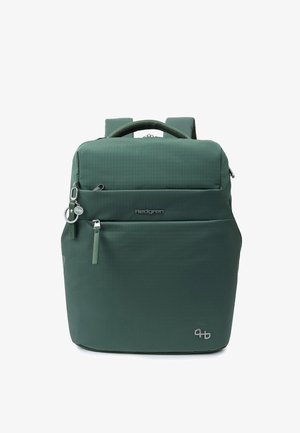 Sac à dos Hedgren vert avec poignée supérieure, poches avant à fermeture éclair, bretelles rembourrées et détail du logo sur le panneau avant.
