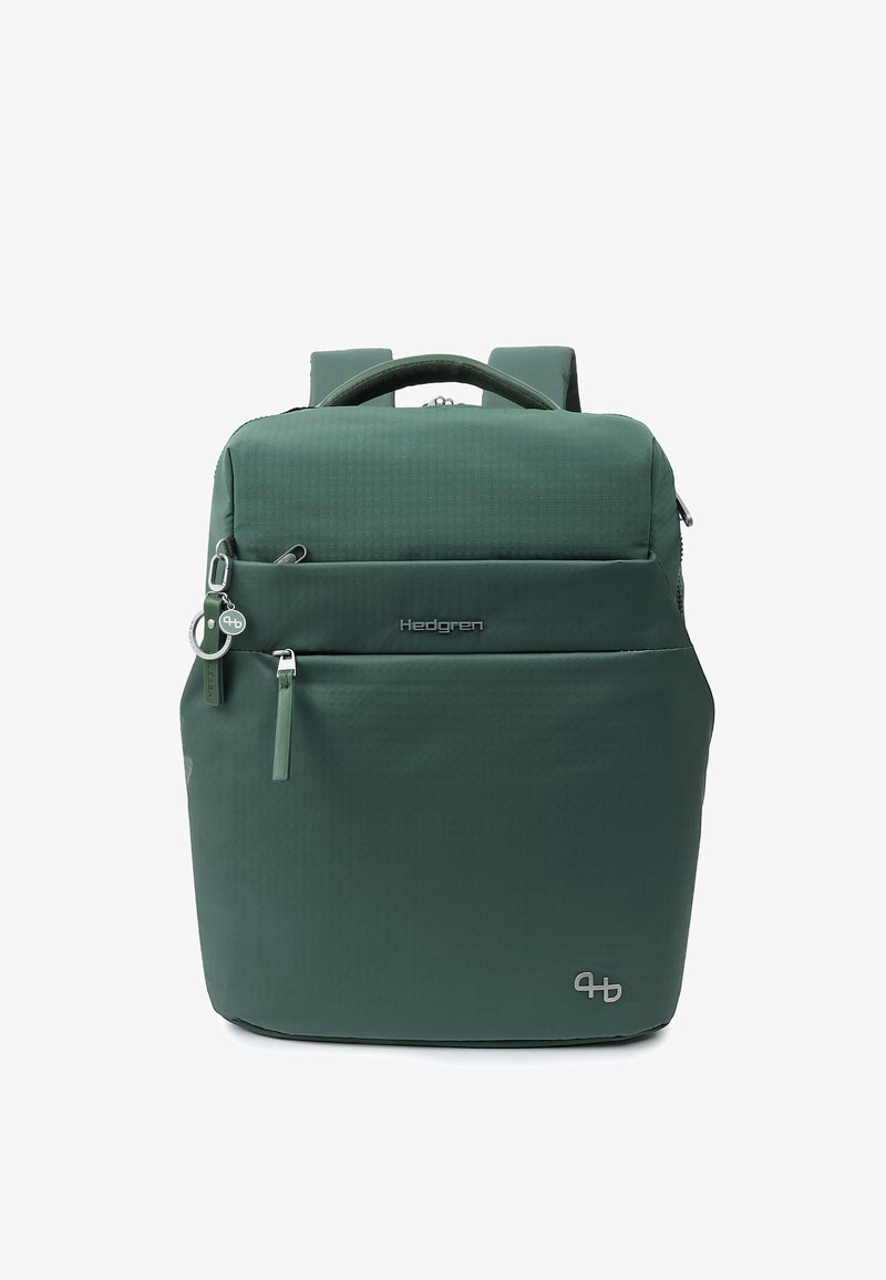 Sac à dos Hedgren vert avec poignée supérieure, poches avant à fermeture éclair, bretelles rembourrées et détail du logo sur le panneau avant.