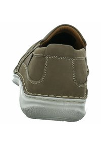 Braune Leder-Slipper mit weißen Nähten und einer strukturierten Gummisohle. Die Rückseite ist leicht abgerundet und mit einem weichen, gepolsterten Kragen versehen.