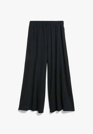 Zwarte broek met wijde pijpen en elastische tailleband, gemaakt van zachte, vloeiende stof, plat uitgestald op een witte achtergrond.