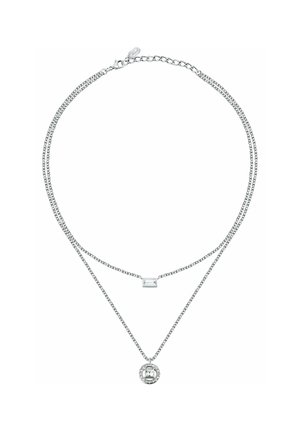 Dobbeltlags sølvkæde med en rektangulær krystal på det øverste lag og en rund krystalvedhæng på det nederste lag.
