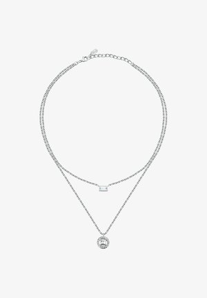 Collier en argent à double chaîne avec un cristal rectangulaire sur la couche supérieure et un pendentif en cristal circulaire sur la couche inférieure.