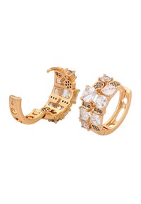 Guldtonede øreringe med flere klare cubic zirconia-stene i forskellige snit, med detaljeret udsmykning og åbent design.