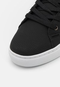 Levi's® COURTRIGHT - Zapatillas - black
