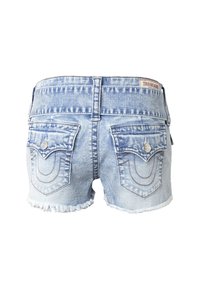 Φωτεινές μπλε denim βερμούδες με ξεφτισμένα τελειώματα, δύο πίσω τσέπες με κουμπιά και καμπυλωτές ραφές, και μια μικρή ετικέτα "True Religion" στη ζώνη μέσης.