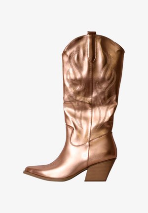 Botte de cowboy métallique brillante en or rose avec couture en forme de flamme, bout pointu et talon en bois empilé incliné, vue de côté.