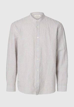 Langermet skjorte med vertikale brune og hvite striper, knappet foran og en smal krage på en lys bakgrunn.