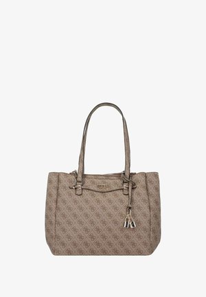 Sac fourre-tout beige avec motif embossé, deux poignées, accents en métal argenté et un charme décoratif, doté d'une fermeture zippée en haut.