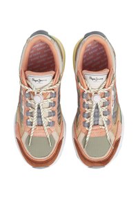 Chaussures de sport multicolores avec un mélange de daim pêche, vert et beige, dotées d'accents en maille, de lacets texturés et d'une semelle en caoutchouc.