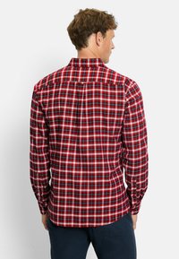 Rot-schwarz kariertes Langarmhemd mit blauen Akzenten, ausgestattet mit einem Kragen, Knopfmanschetten und einem abgerundeten Saum.