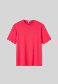 T-shirt rose vif à manches courtes avec col rond, petit texte blanc "CHARMEUR" sur le côté gauche de la poitrine, sur fond gris uni.