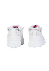 Białe trampki z ozdobnym sznurowaniem, teksturowanym materiałem, gumową podeszwą i tylnią pętelką z flagą Union Jack. Gładkie wykończenie całości.