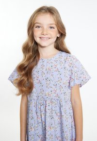 Blumenkleid in hellem Lavendel mit kurzen, schwingenden Ärmeln; hat eine geraffte Taille und kleine rosa, gelbe und grüne Blumenmuster.