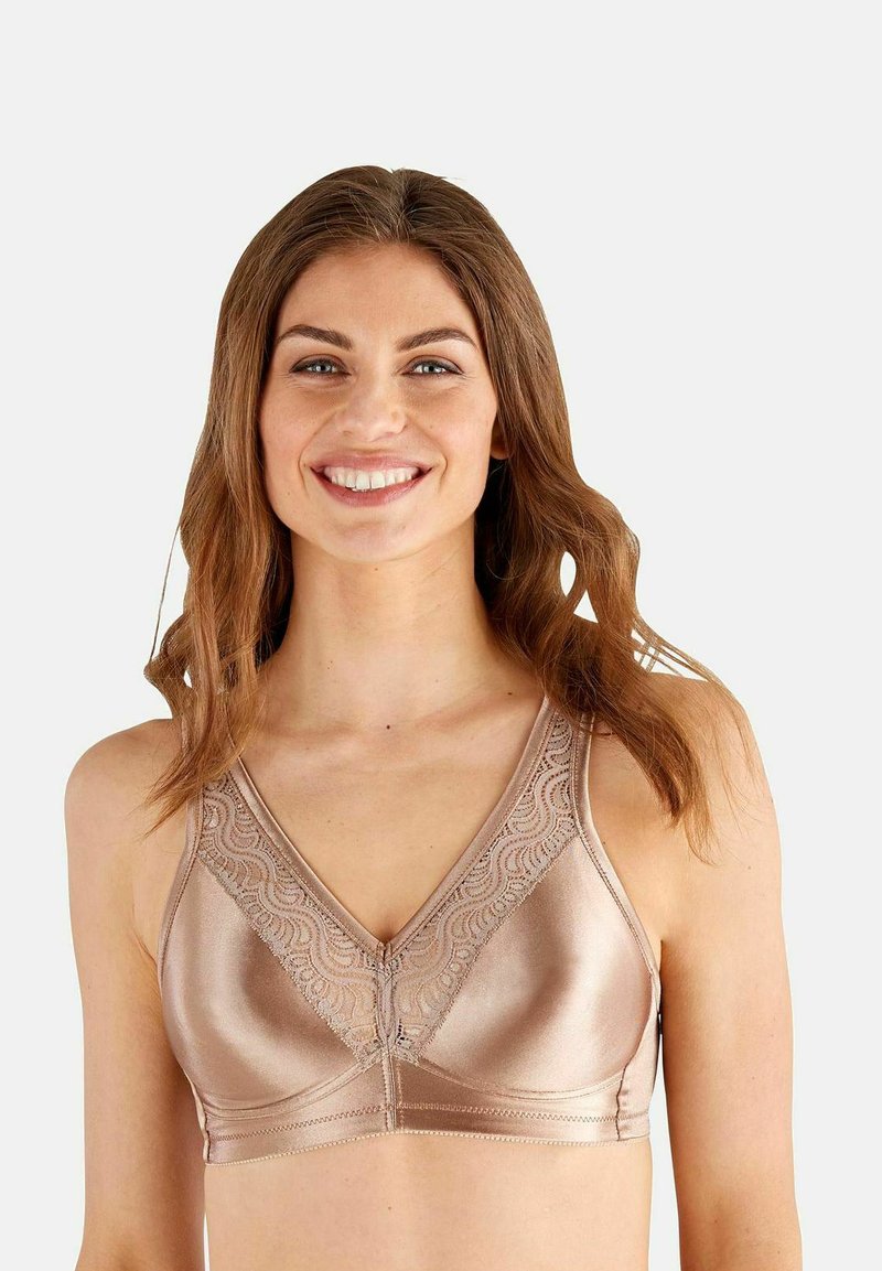 Ljusbrun trådlös BH med spetsdetaljer på kuporna, V-formad design, slät tygstruktur och justerbara axelband.