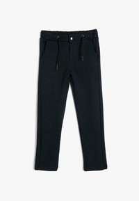 Sorte joggebukser lavet af blødt stof, med elastisk talje, snøre, sidelommer og tapered ben design.