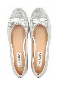 Ballerines argentées avec un bout texturé et scintillant. Dotées d'un accent de nœud à l'avant et d'une doublure intérieure douce. Logo notable sur la semelle intérieure.