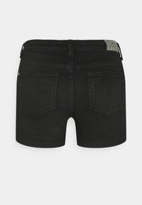 Mustat denim-shortsit, joissa on keskikorkea vyötärö, kaksi takataskua ja lievä venyvyys kangassa. Takavyötäröllä on etiketti.