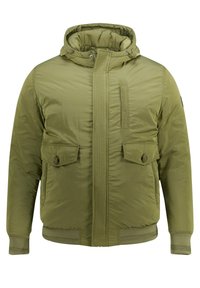 Giacca puffer verde oliva con cappuccio, dotata di due tasche anteriori, polsini a coste e un design a pannello frontale testurizzato. Materiale in nylon leggero.