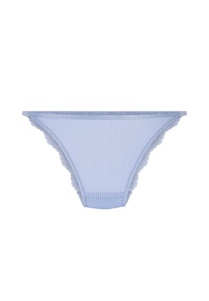 Lichtblauwe thong van ribstof met golvende kantafwerking langs de randen, met een zachte elastische tailleband.