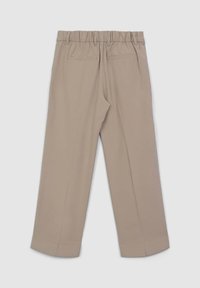 Beige leichte Hose mit elastischem Bund, zwei Gesäßtaschen, weitem Bein und geradem Schnitt, mit einer glatten, matten Textur.