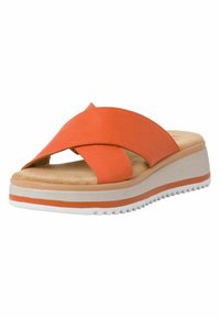 Sandale en synthétique orange avec un design de brides croisées, semelle intérieure rembourrée, semelle en coin et semelle extérieure blanche texturée, avec un accent orange contrastant.