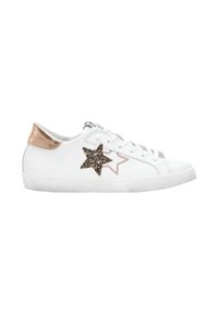 Sneaker bianco a basso profilo con lacci bianchi, tab retro in bronzo metallizzato, patch a forma di stella glitterata e dettaglio di stella contornato sul lato.