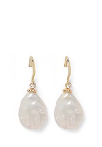 Goldfarbene Ohrringe mit Haken, die unregelmäßig geformte, schimmernde weiße Perlen mit einer glatten Textur und subtilen Oberflächevariationen zeigen.