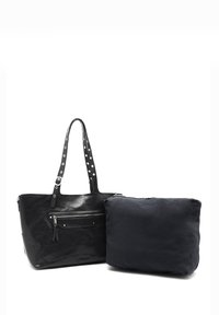 Borsa a tote in pelle nera con manici borchiati e una tasca frontale con zip, abbinata a una pochette rettangolare di colore blu scuro. La pochette presenta una chiusura con zip.