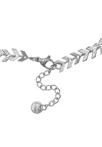 Bracciale a catena in tono argento con design a chevron, anelli di metallo texturizzati, chiusura a gabbiano e catena regolabile con un'etichetta.
