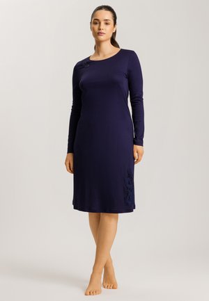 Abito lungo a maniche lunghe di colore blu navy con una consistenza morbida, caratterizzato da un dettaglio ricamato floreale sul lato sinistro e un collo rotondo.