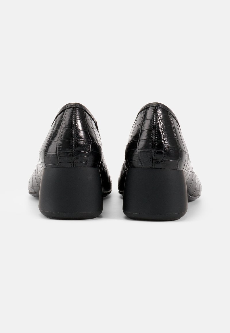 Schwarze Kunstleder-Pumps im Krokodilleder-Look mit strukturierten Oberflächen, kantigem Design und stabilen Blockabsätzen.