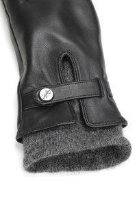 Svart läderhandske med grå stickad foder, en knappstängning och en öppning vid handleden för enkel påtagning. Slät textur genom hela handsken.