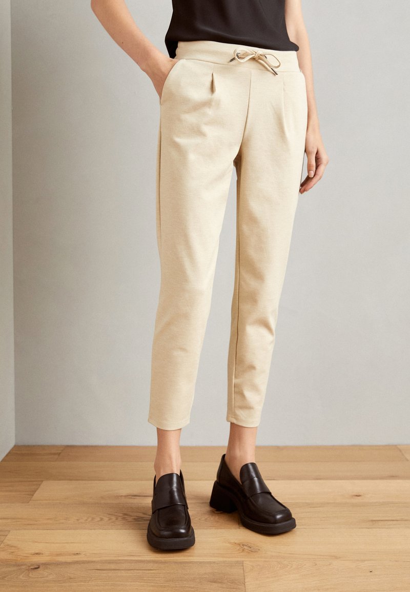 b.young - RIZETTA CROP PANTS - Pantalones - safari melange, Ampliar