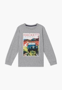 Šedé tričko s dlouhým rukávem, které je zdobeno barevným grafickým potiskem vintage modrého vozidla na pozadí krajiny, s textem "HACKETT" nahoře.