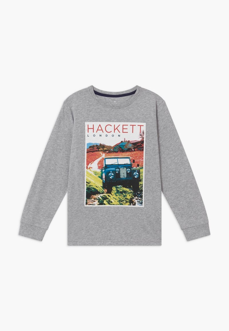 Šedé tričko s dlouhým rukávem, které je zdobeno barevným grafickým potiskem vintage modrého vozidla na pozadí krajiny, s textem "HACKETT" nahoře.