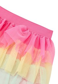 Gonna di tulle con un elastico rosa in vita, caratterizzata da strati di volant in sfumature graduali di rosa, giallo e verde chiaro.