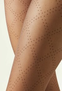Medias de color beige con un patrón que presenta un diseño de diamantes formados por pequeños puntos marrones. El material parece transparente con un acabado texturizado.