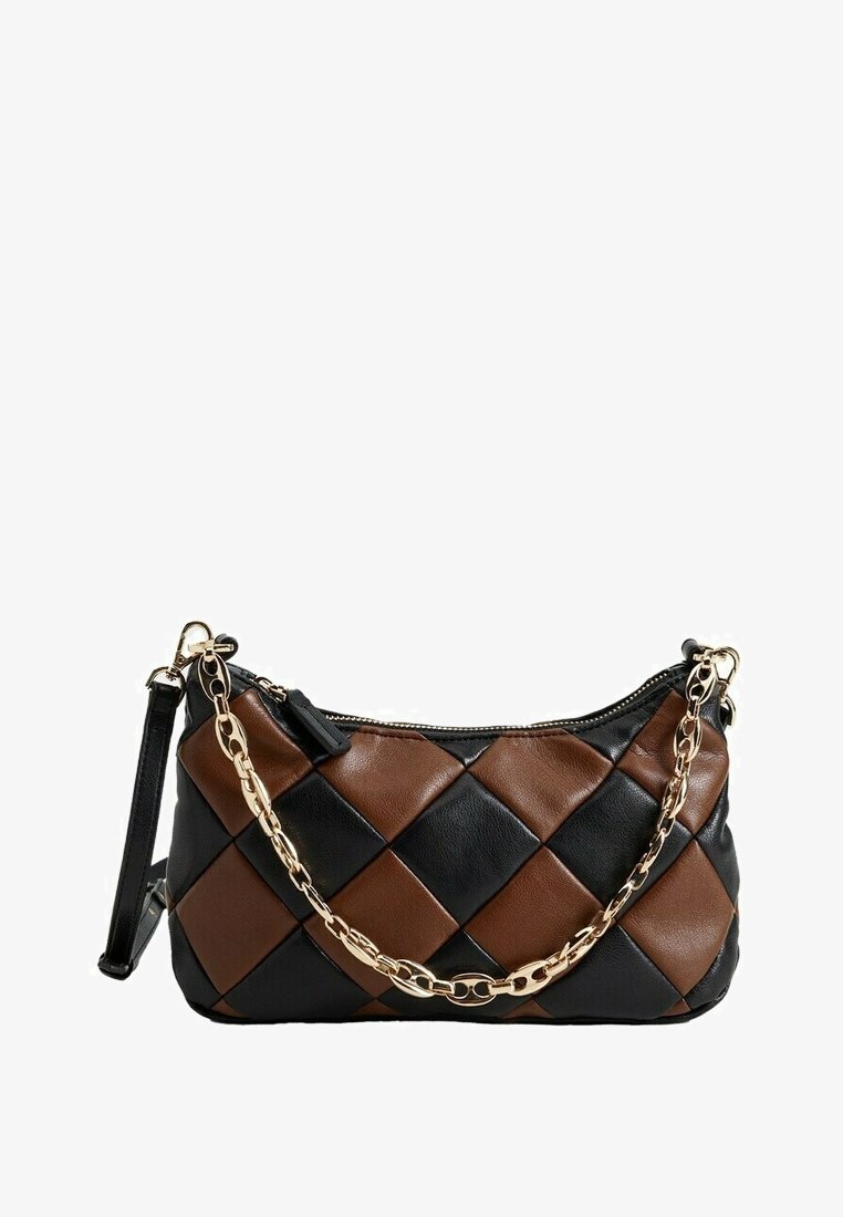 Borsa trapuntata in pelle nera e marrone con un motivo a diamante. Presenta una tracolla in catena dorata e chiusura con zip. Texture liscia.