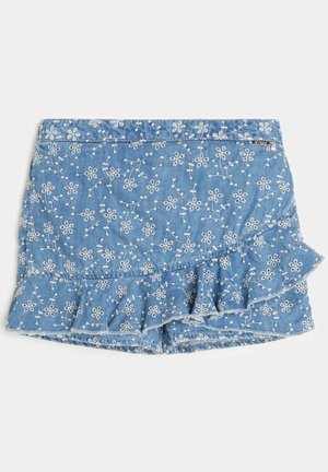 Blaue Jeansrock mit weißer Blumenstickerei und detailreichem, gerafftem Saum, flach auf einem weißen Hintergrund liegend.