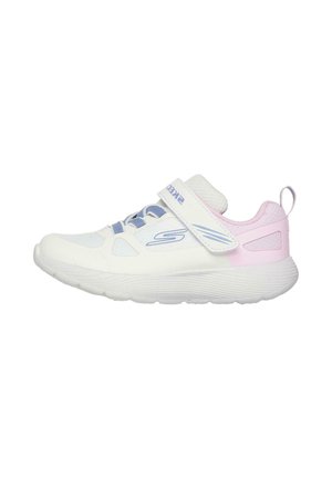 Zapatilla deportiva blanca y rosa con cordones azules, tira de velcro y suela acolchada, vista de lado sobre un fondo blanco.