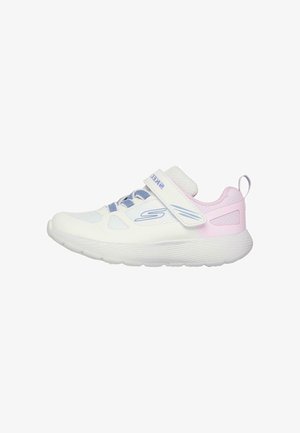 Zapatilla deportiva blanca y rosa con cordones azules, tira de velcro y suela acolchada, vista de lado sobre un fondo blanco.
