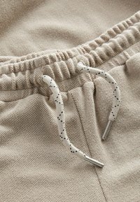 Next TEXTURED T-SHIRT AND SHORTS SET - Šortky - cement stone
