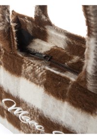 Bruin en crème geruit tasje gemaakt van zacht, gestructureerd materiaal. Voorzien van een ritsluiting en geborduurd merkteken aan de buitenkant.