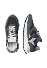 Sneaker grigie realizzate in materiale scamosciato e mesh, con lacci bianchi, accenti argentati, un dettaglio a stella glitterato e una suola in gomma spessa.