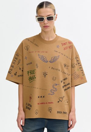 Mira Paris BACK TO SCHOOL OVERSIZED BOXY TEE 26 UNISEX - Print T-shirt - grounded beige